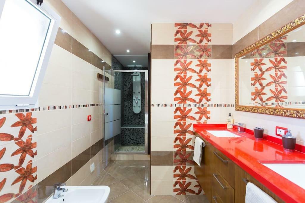 Villa Blanca Tenerife - Private Rooms - Terrace And Bbq, 5 Minutes From The Beach And Airport Сан Исидро Екстериор снимка
